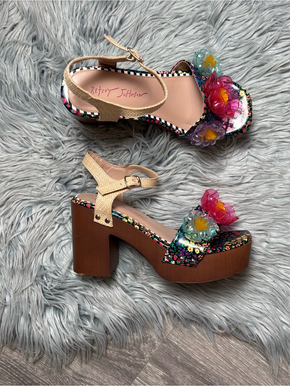 Betsey Johnson Elayne flower raffia buckle closure wooden platform sandal 6.5